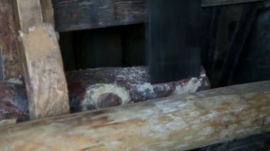 eski moda ile odun kesme gördüm