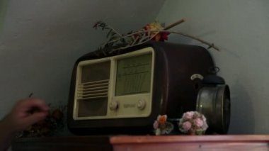 çiçeklerle süslü eski retro radyo açma