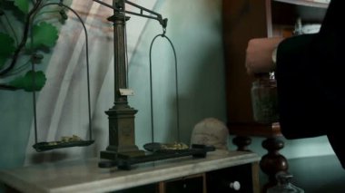 Monk otlar üzerinde eski moda Terazi ağırlığındaki yakın çekim