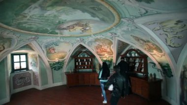 Manastırda rahip hediyeler alma turist