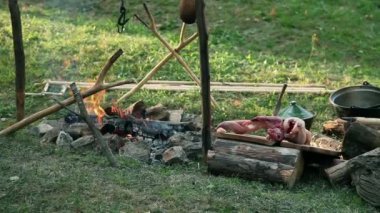 tavuk ve Tavşan eti kampta kavurma Barbekü için hazır