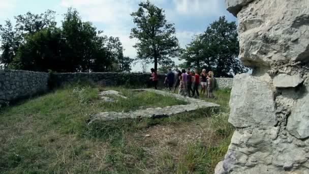 Gros plan de touriste dans de vieilles ruines avec vue panoramique sur le paysage — Video