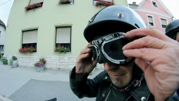 Μοτοσικλέτας οδηγός βάζει γυαλιά προστασίας — Αρχείο Βίντεο