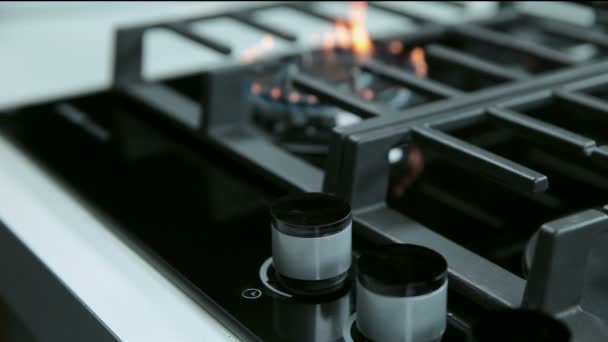 Fornello a gas in cucina con pulsanti digitali — Video Stock