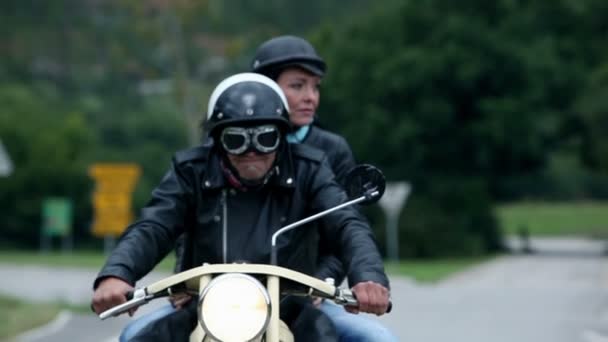 Пара средних лет на ретро мотоцикле — стоковое видео