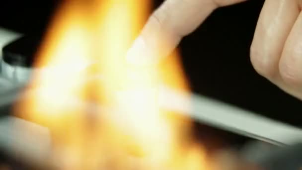 Hombre dedos cambiando opciones en el botón de cocina de gas — Vídeo de stock