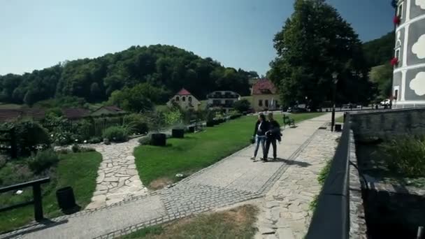 Touristes quittant le monastère abattu avec des poupées — Video