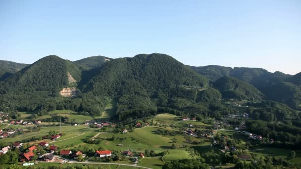 Paisaje plano de la ciudad rural desde un lugar más alto — Vídeo de stock