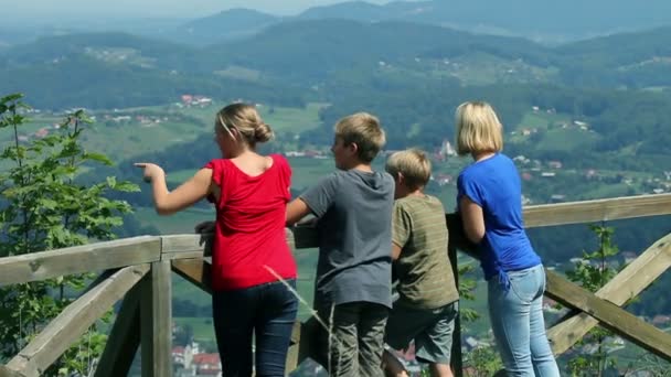 Gruppe junger Touristen genießt den Panoramablick vom Aussichtspunkt — Stockvideo