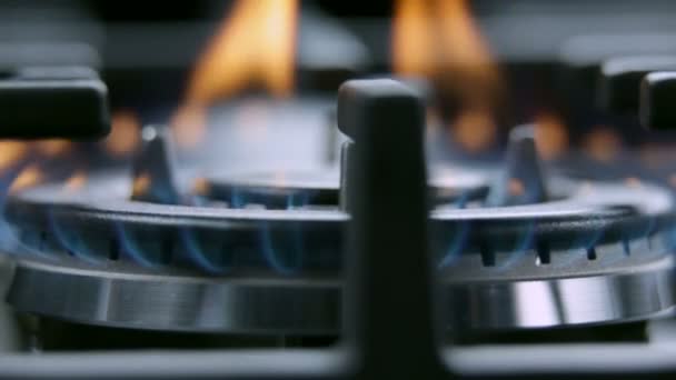 Gros plan de la table de cuisson en feu — Video