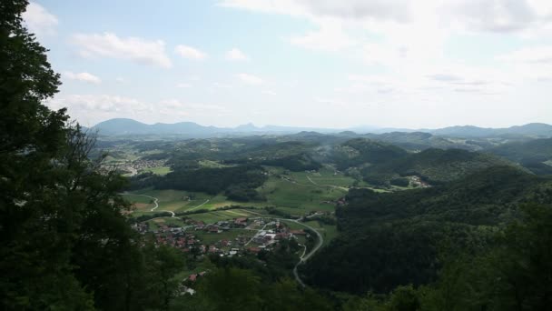 Krajina timelapse krásné městečko s zelenými kopci — Stock video