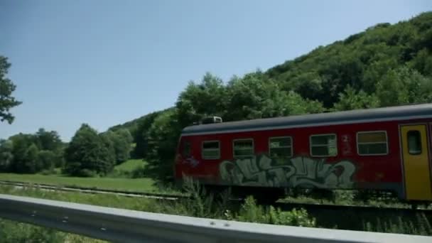 Вождение рядом с пассажирским поездом — стоковое видео