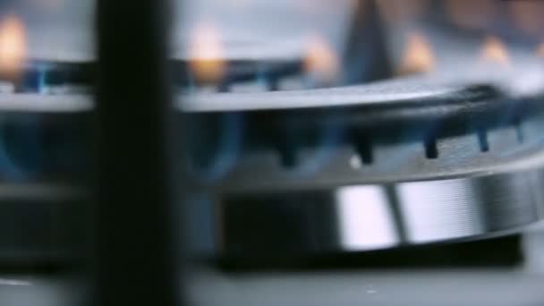 燃气灶起火的极端细节 — 图库视频影像