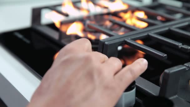 Turning on gas cooker and setting fire intensity — Stock Video