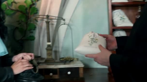 Κοντινό πλάνο για μοναχού δώσει μακριά σάκους βότανο ως δώρα — Αρχείο Βίντεο