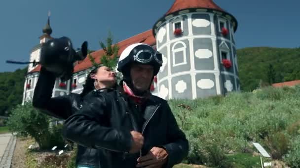 Средний снимок пары, готовящейся к поездке на мотоцикле — стоковое видео