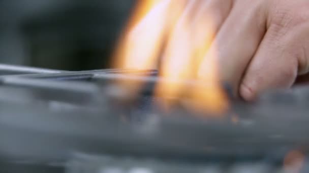 Encendiendo la cocina de gas — Vídeo de stock