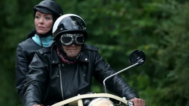 Baixo ângulo de perto no casal dirigindo na motocicleta — Vídeo de Stock