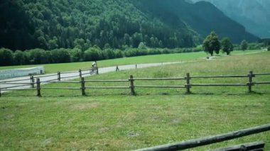 adam güzel doğa manzarası içinde Bisiklete binme