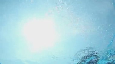 havuzda suyun altında ateş çocuk