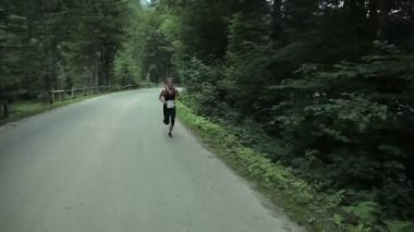 orman yolu çalışan kadın izleme