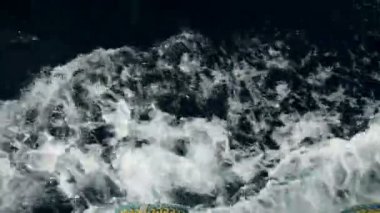 Deniz tekne altından kabarcıkları