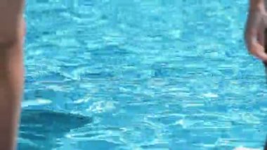 çocuklar havuza atlama