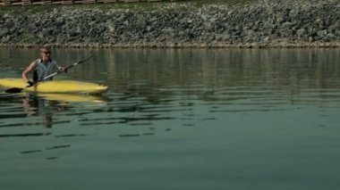 Tracking dicht omhoog op kayaker genieten kajakken in lake