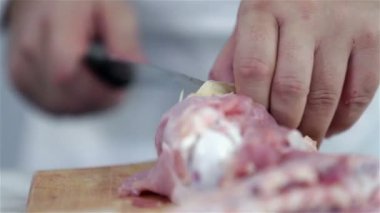 adam Türkiye'de akşam yemeği için hazırlanıyor