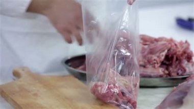 dondurma için torbalar içine et koyarak
