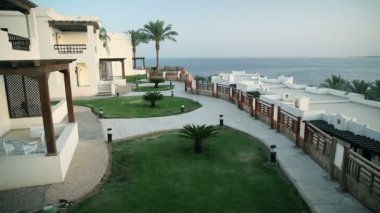 sharm bahçede yatay çekim