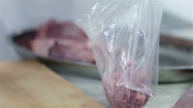 çanta için içinde et parçaları koyarak yakın çekim