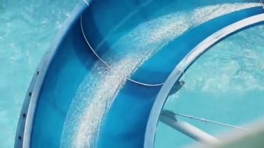 kız pembe mayo kaydırağı kayar