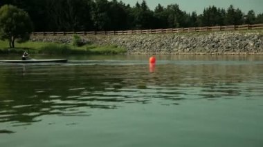 kanocu içinde beyaz kayık yarışma dönüm noktasına ulaşan