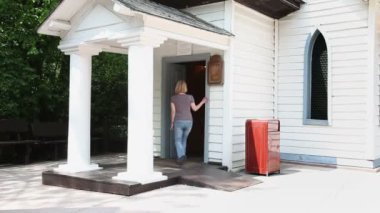 çekici bir kadın ahşap binaya girerken