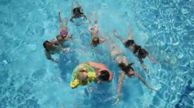 niskiej do wysokiej kąt strzału rodziny korzystających z parku wodnego w lecie