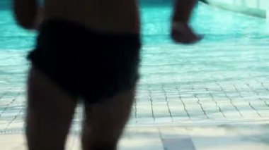 iki kız ve çocuk havuzu suyun yakın çekim