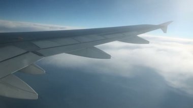 İçeri gelen uçak kanadı ise bulutların üzerinde uçuyor