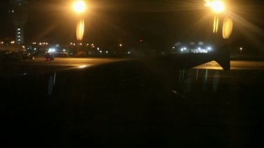 uçak kanadı penceresinden gece havalandığını önce vurdu.