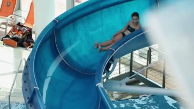 genç kız kaydırağı kayar