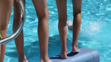 havuza atlama sırasında çocukların ayak üzerinde kapat