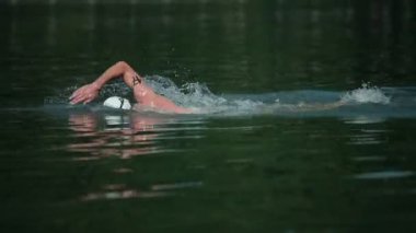 egzersiz bir gölde yüzmek