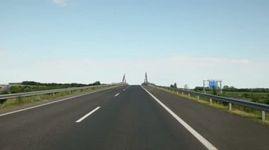 üzerinde bir köprü otoyol araba araba