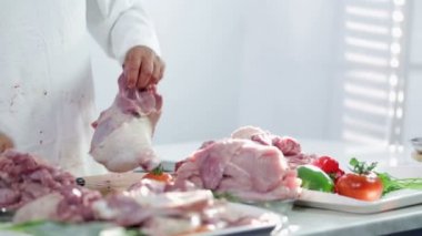 slagerij winkel vol van kalkoenvlees terwijl slager werken