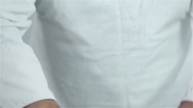 kasaplık içinde çalışan adam