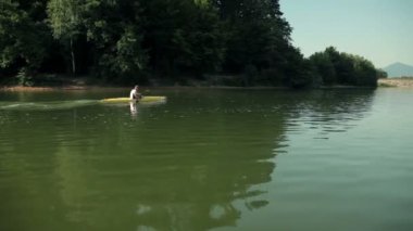 Gölde çok hızlı Kayak bir adamın geniş shot