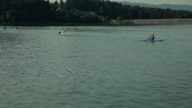 bir grup insan rekabet kayak