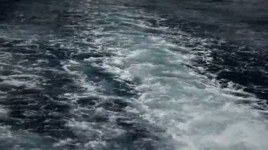 Deniz dibinden deniz tekne kabarcıkları