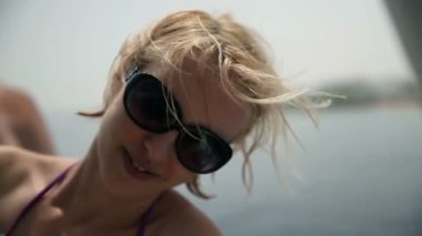 genç kadının gemide seyahat