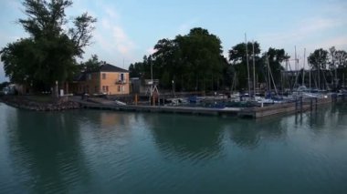 balaton Gölü tekneleri rıhtımda yelken